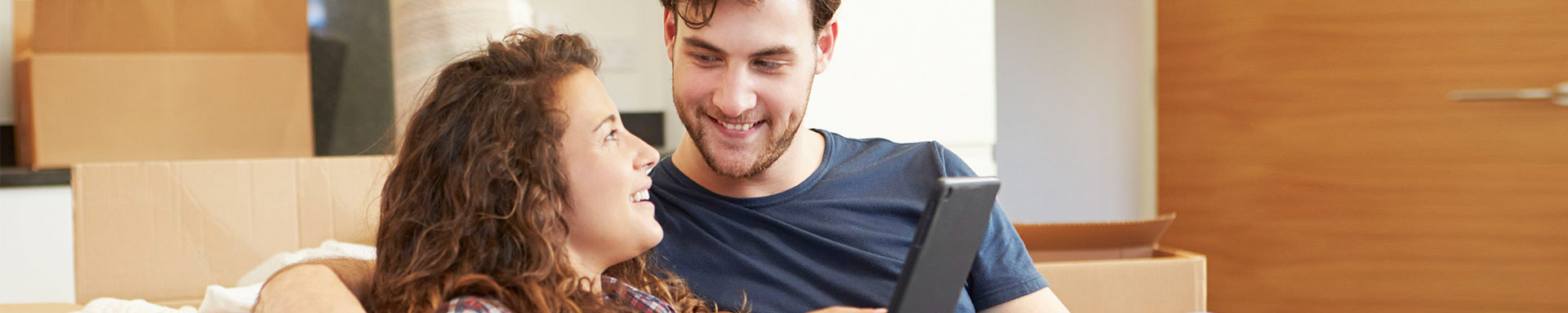 Vrolijk stel met iPad op de bank