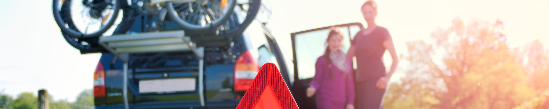 vrouw met dochter met pech langs de weg